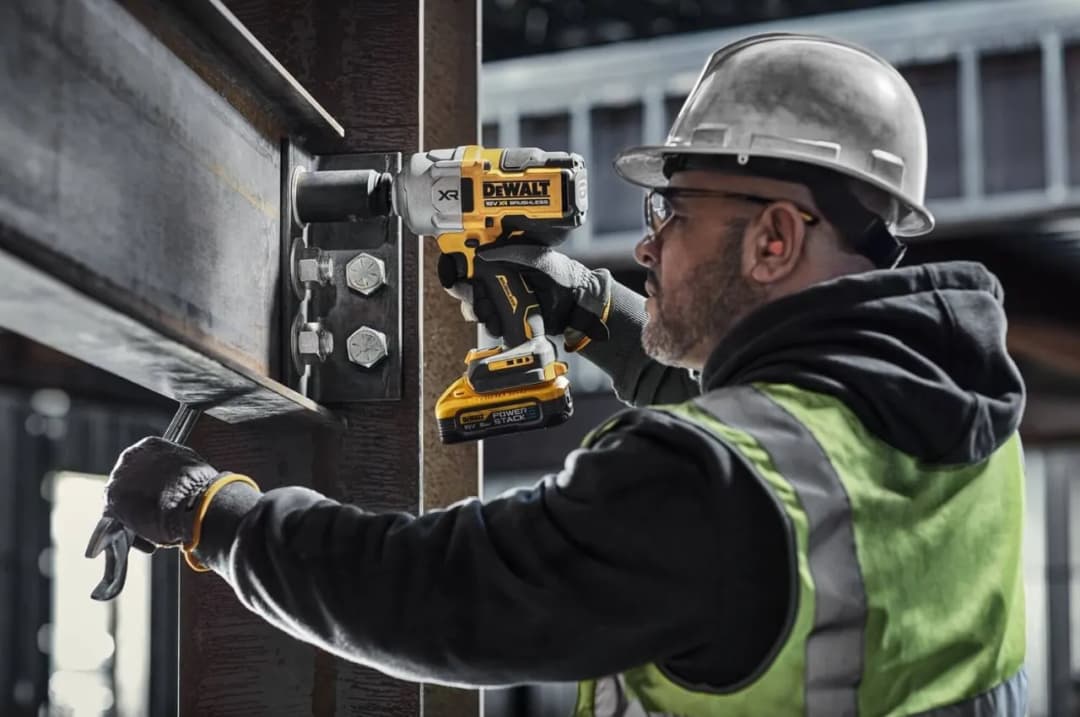 Najlepsze klucze udarowe akumulatorowe 2025 - porównanie i ranking modeli